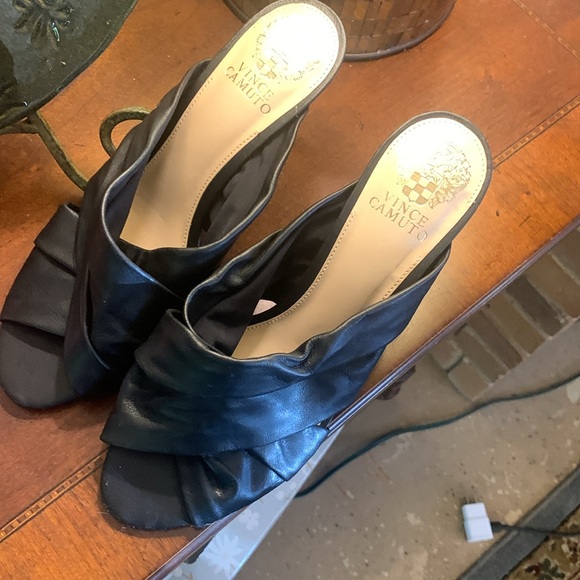 Bl Vince Camuto Shoes, 2 1/2 inch heels Simply sexy “ very smart looking shoes! - Picture 4 of 5